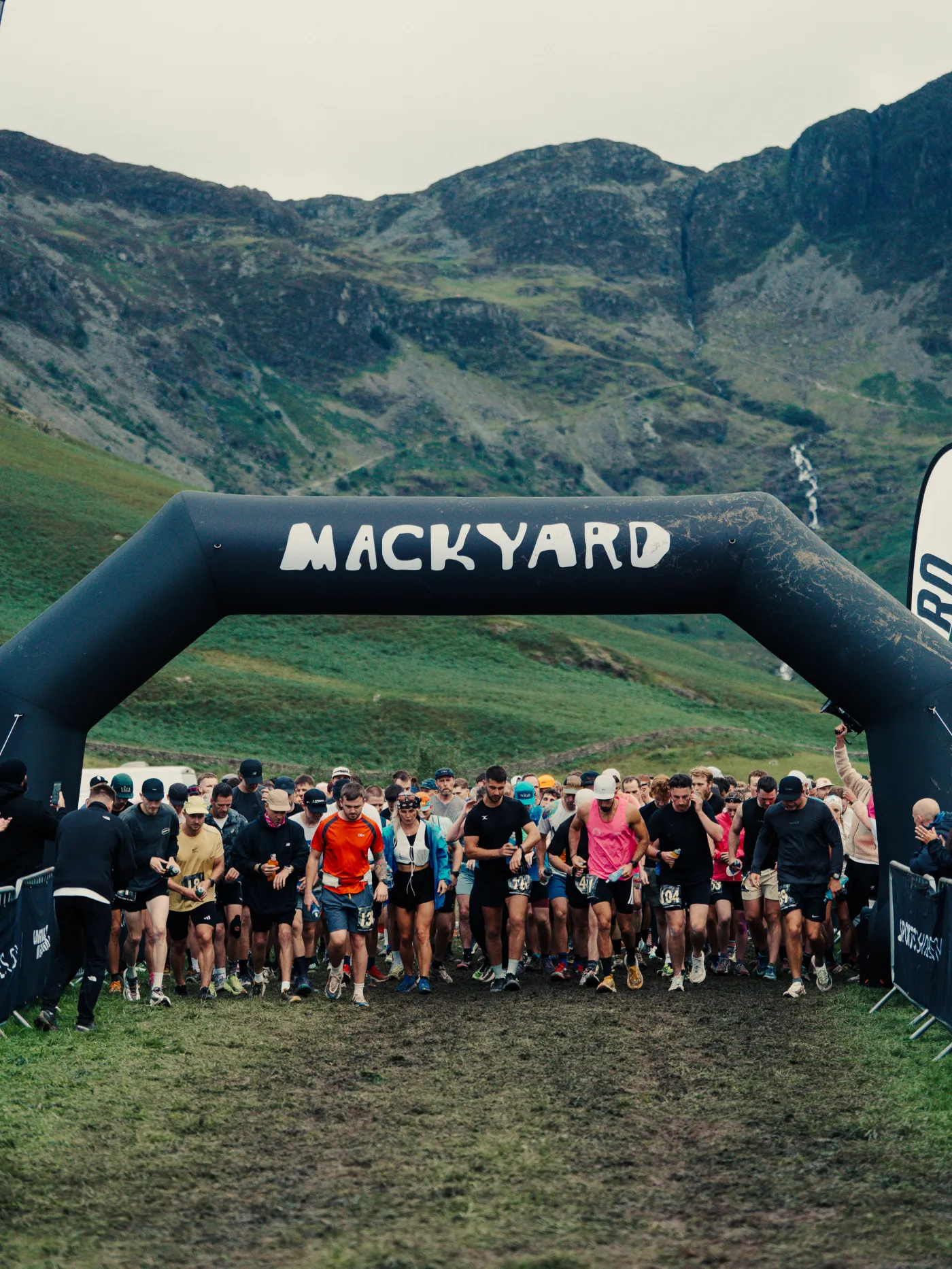 The field setting off together under the Mackyard arch at the start of a yard